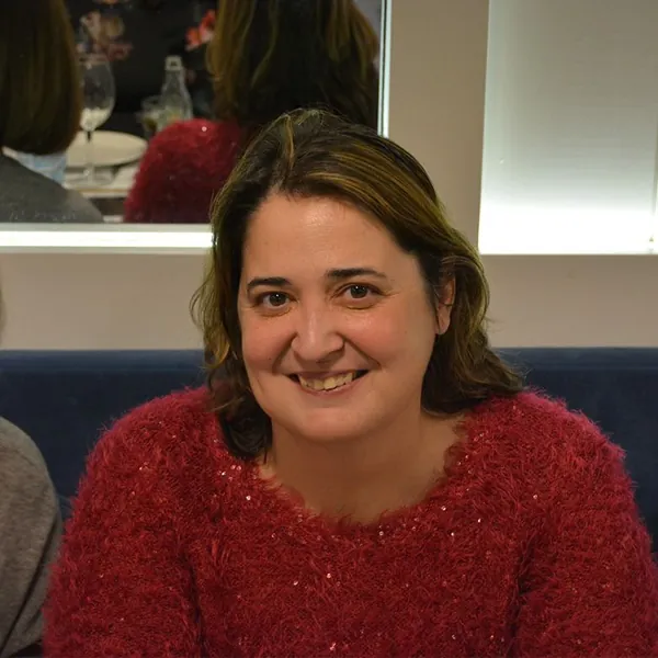 Noelia Barceló, sonriente, con un jersey rojo
